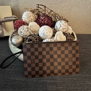 Authentic Louis Vuitton neverfull pochette pouch